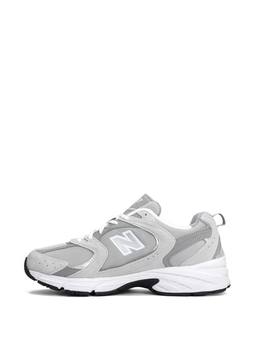 Sneaker grigia di NEW BALANCE caratterizzata da logo laterale a contrasto bianco, suola segmentata e lacci. NEW BALANCE | MR530CKRAINCLOUD